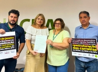 Deputada Flávia Morais (centro) recebe carta dos servidores mobilizados do Incra/GO