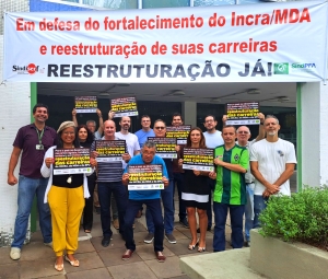 Servidores no Rio Grande do Sul realizaram uma manifestação na sede dos órgãos, em Porto Alegre/RS