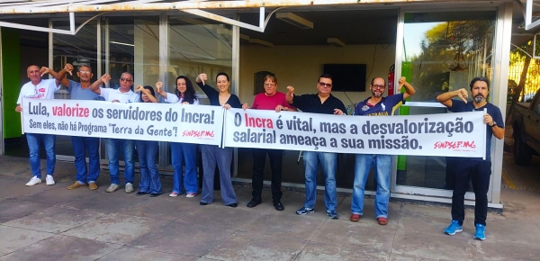 EM MINAS GERAIS, SERVIDORES “COMEMORAM” ANIVERSÁRIO DE 54 ANOS DO INCRA COM MANIFESTAÇÃO E PARALISAÇÃO DAS ATIVIDADES NA SUPERINTENDÊNCIA REGIONAL