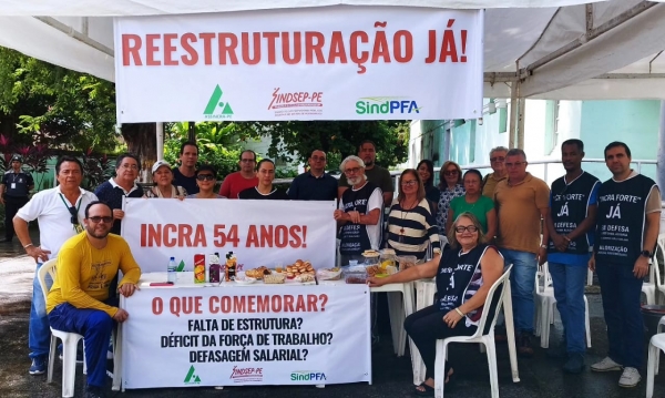 EM PERNAMBUCO, SERVIDORES FAZEM PROTESTO DE LIMPEZA DE CASARÃO DO INCRA/PE NO ANIVERSÁRIO DE 54 ANOS DE CRIAÇÃO DO ÓRGÃO