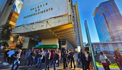 MOVIMENTOS SOCIAIS E SERVIDORES FAZEM MANIFESTAÇÃO COM FECHAMENTO DA SEDE NACIONAL DO INCRA EM BRASÍLIA NA DEFESA DA REFORMA AGRÁRIA, FORTALECIMENTO DO ÓRGÃO E ATENDIMENTO DAS PAUTAS DAS CATEGORIAS