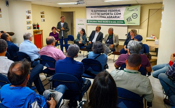 NO RIO DE JANEIRO, SERVIDORES REALIZAM ATO PELO ANIVERSÁRIO DE 54 ANOS DO INCRA